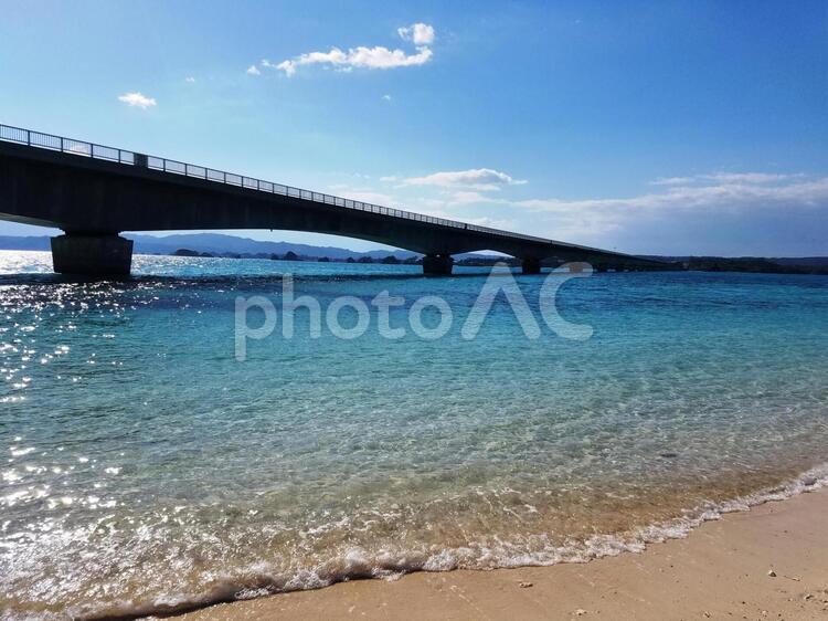 古宇利島（Okinawa）に架かる橋2　ちゅらたび　沖縄 白い砂浜,海岸線,楽しいの写真素材