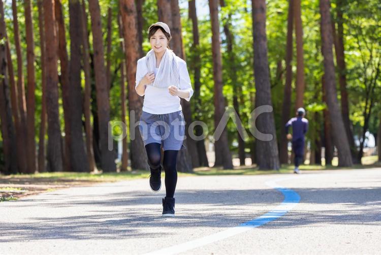 公園をランニングする女性 女性,ランニング,走るの写真素材