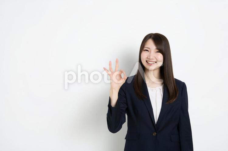 笑顔でオーケーサインをしているビジネスウーマン（コピースペース） ビジネス,女性,スーツの写真素材
