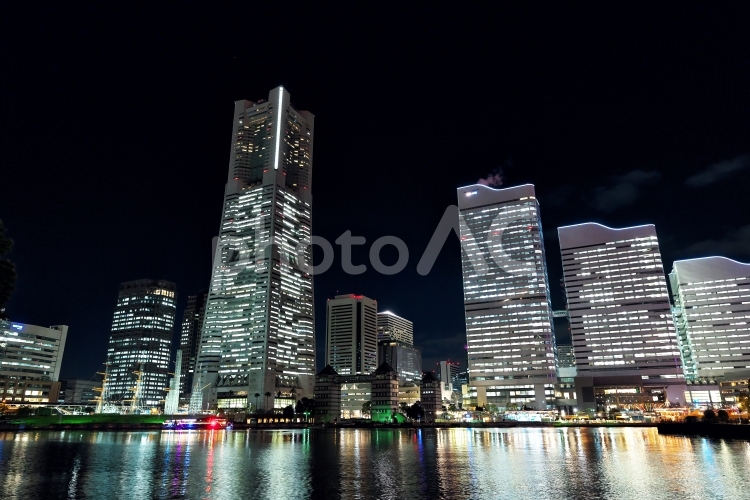 横浜みなとみらいと帆船日本丸の夜景 ランドマークタワー,クイーンズタワー,帆船日本丸の写真素材