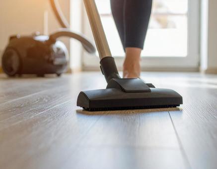 掃除機をフローリングにかける 掃除機をフローリングにかけるの写真