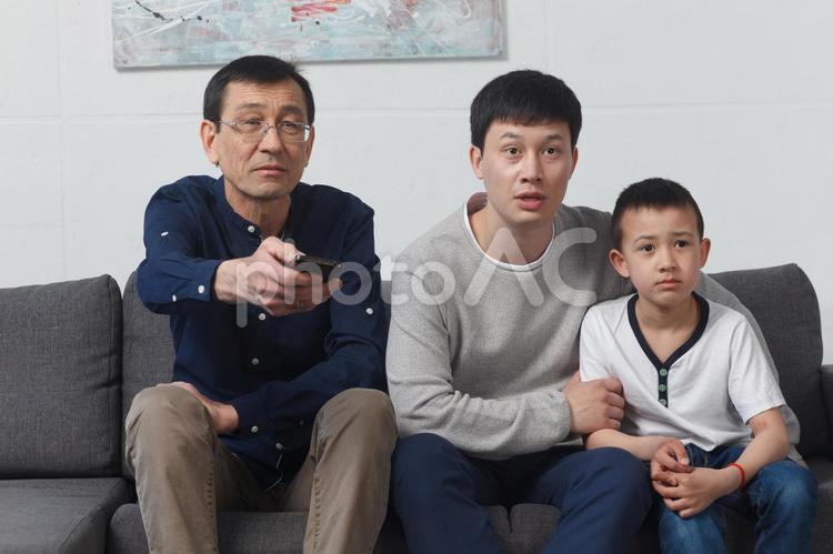 テレビを見る三世代のアジア人ファミリー3 アジア人,テレビを見る,家族の写真素材