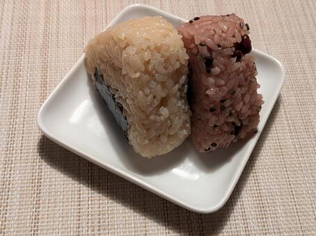 小雪過ぎの持ち帰りおにぎり おむすび,持ち帰り弁当,テイクアウト弁当の写真素材