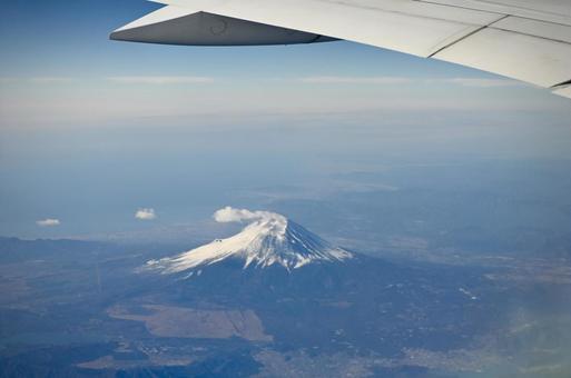 飛行機から見えた富士山 飛行機から見えた富士山の写真