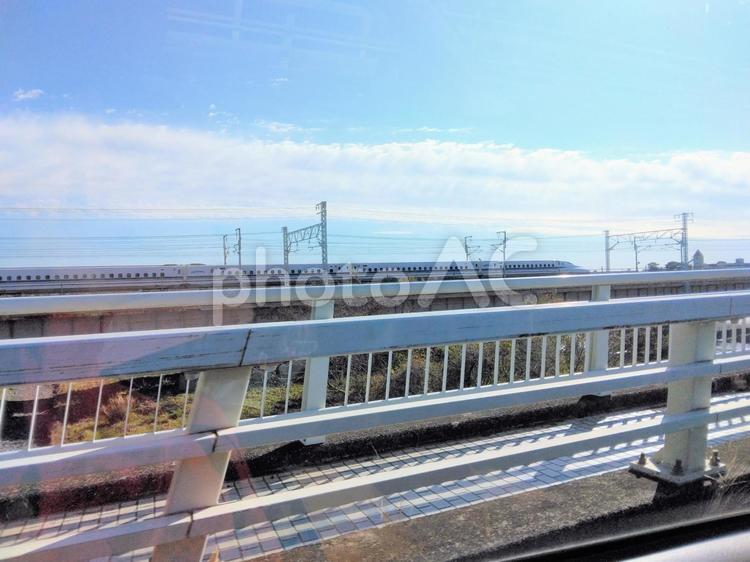 国道一号線から見える新幹線通過 新幹線,車両,鉄道の写真素材