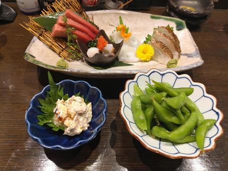 居酒屋の定番 居酒屋の定番 刺身,枝豆,魚の写真素材