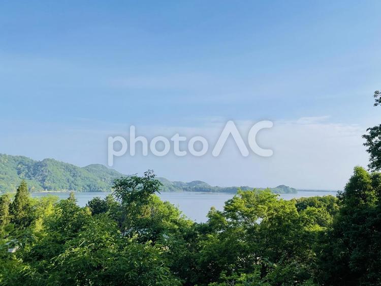 5月の新緑　晴れ渡る森海空 空,海,湾の写真素材