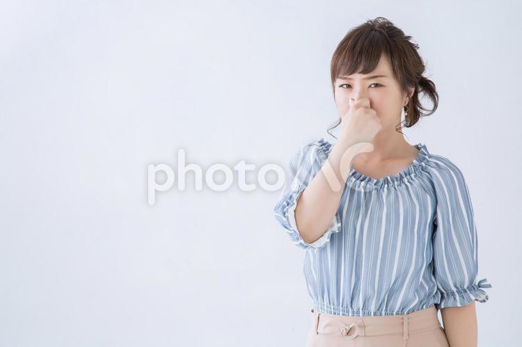 鼻をおさえる女性 女性,臭い,悪臭の写真素材