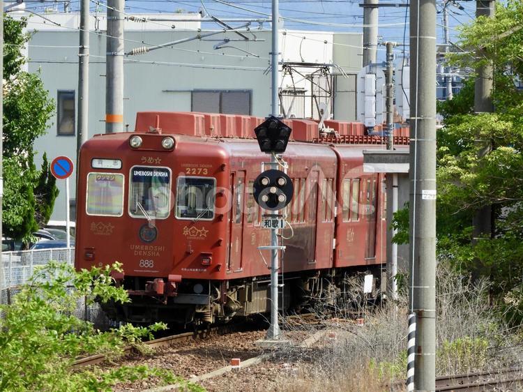 和歌山駅を出発する和歌山電鐵貴志川線 和歌山電鐵,わかやま電鉄,貴志川線の写真素材