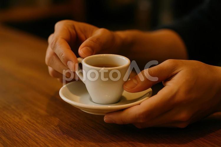 エスプレッソカップを持ち上げる カフェ,エスプレッソ,カップの写真素材