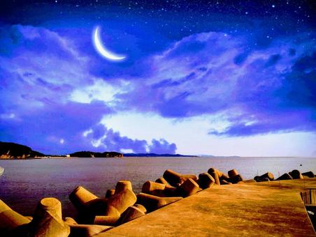 堤防と月 三日月,月,夜景の写真素材