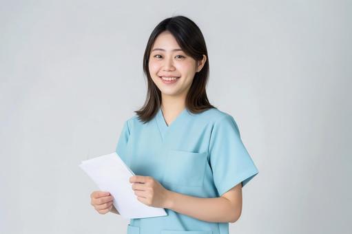 中堅女性看護師の笑顔ポートレート 中堅女性看護師の笑顔ポートレートの写真