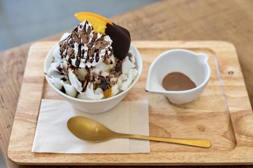 チョコソース付きチョコオレンジかき氷 チョコソース付きチョコオレンジかき氷 かき氷,夏,チョコの写真素材