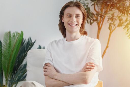 椅子に座って腕を組んでいる男性 男性,外国人,欧米人の写真素材