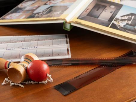 アルバムとネガとけん玉 けん玉,ネガフィルム,アルバムの写真素材