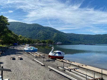 夏の十和田湖とスワンボート 夏の十和田湖とスワンボート 足漕ぎボート,スワン,スワンボートの写真素材