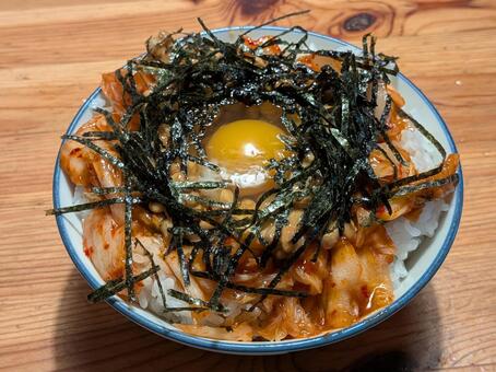 刻み海苔をまぶした納豆キムチTKG丼 納豆,白菜キムチ,生たまごの写真素材