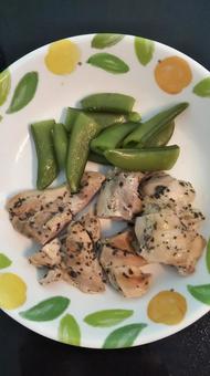 トリ肉とスナップエンドウの写真