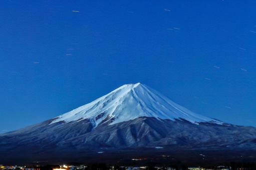 星の軌跡と夜明け前の雄大な富士山 星の軌跡と夜明け前の雄大な富士山 富士山,冬,星の写真素材