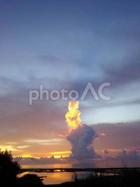 火を噴く雲 雲,ぼー,火の写真素材
