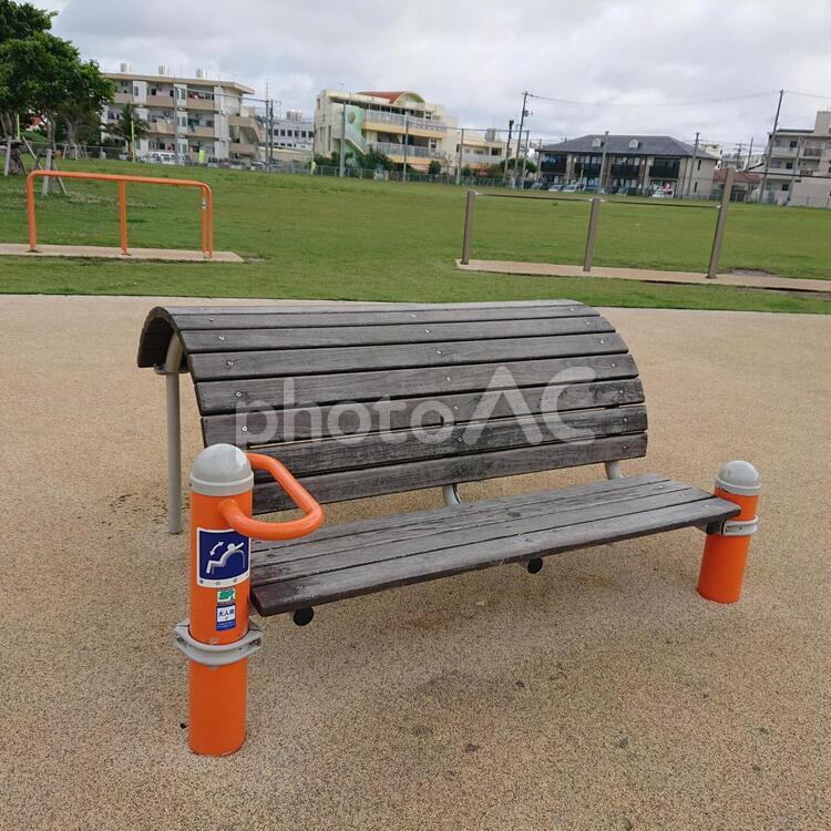 公園　健康器具　背伸ばし 公園,健康器具,健康の写真素材