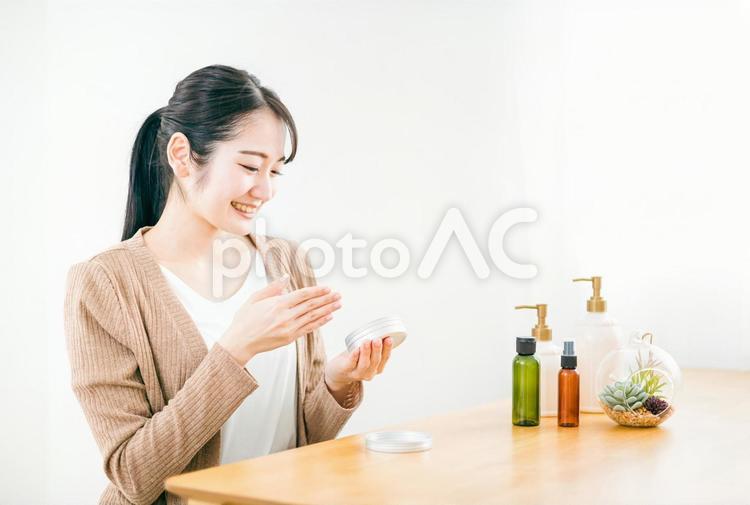 保湿クリームを使う女性 クリーム,ナイトクリーム,オールインワンの写真素材