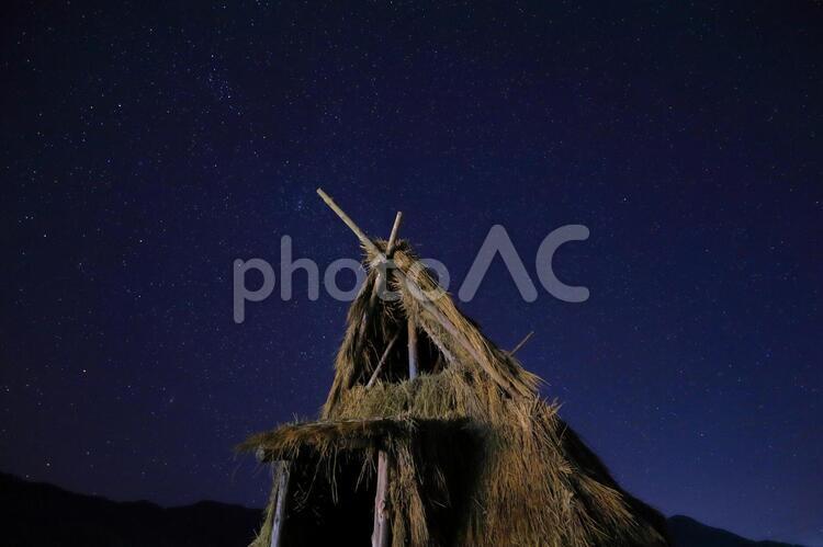 富士宮市・大鹿窪遺跡と星空 星空,夜景,星景の写真素材