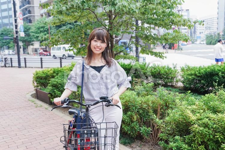 自転車を押す女性 女子高生,サイクリング,シティバイクの写真素材