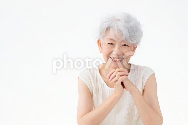 白バックでスキンケアをするシニアの女性 ビューティー,女性,シニアの写真素材