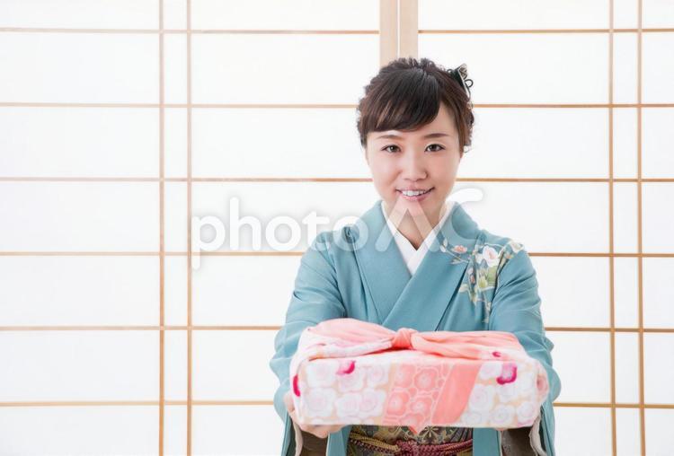 引き出物と着物姿の女性 引出物,風呂敷,渡すの写真素材
