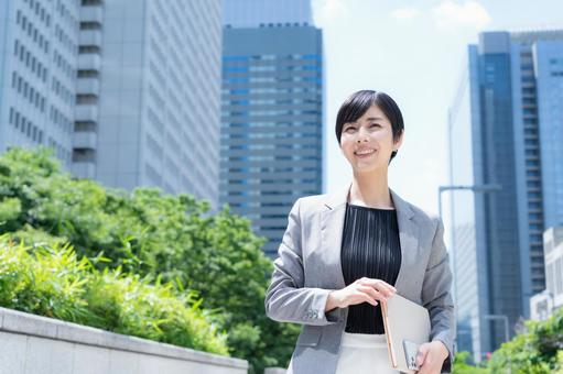 オフィス街で働く若いビジネスウーマン オフィス街で働く若いビジネスウーマン ビジネス,女性,ビジネスウーマンの写真素材
