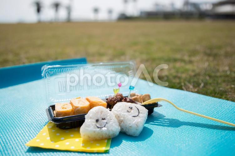 空の下のピクニックのお弁当 ピクニック,お弁当,笑顔の写真素材