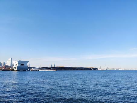 海越しの近代的な港の街 港,海,水面の写真素材