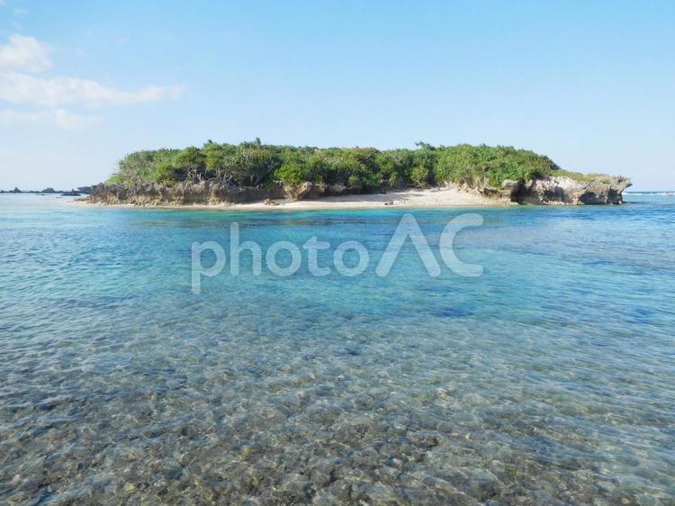沖縄の海　無人島 きれいな海,エメラルドブルー,キラキラの写真素材