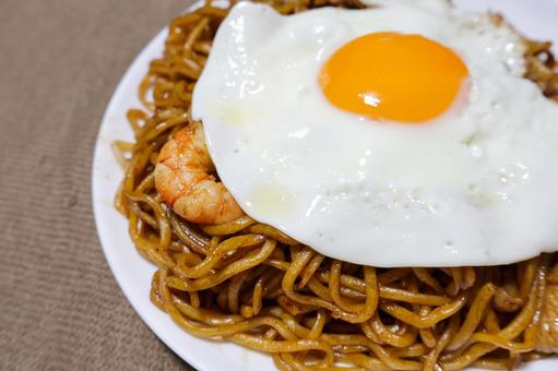 Fried noodles with sauce and fried egg 2 close-up, JPG Fried noodles with sauce and fried egg 2 close-up, JPG