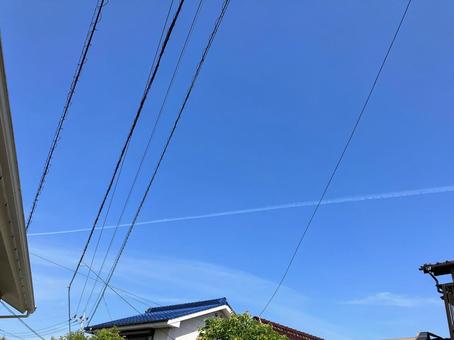 青空に伸びる飛行機雲と電線 青空に伸びる飛行機雲と電線 天気,屋外で,晴れの写真素材