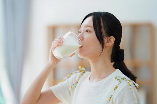 牛乳を飲む女性の横顔 女性,牛乳,飲むの写真素材