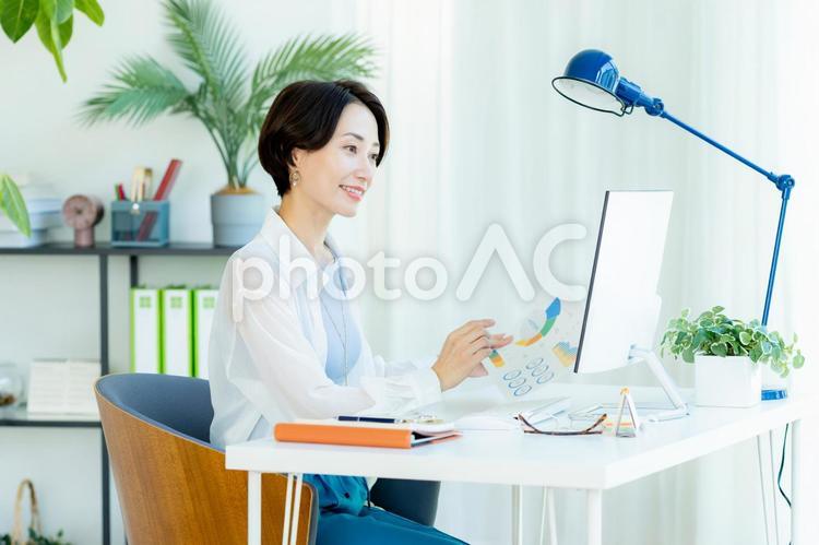 オフィスで働くビジネスウーマン ビジネスウーマン,笑顔,キャリアウーマンの写真素材