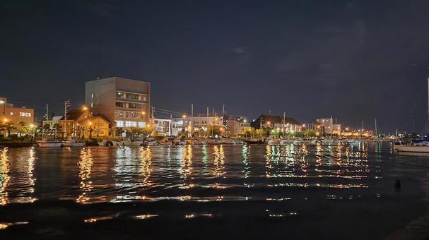 川にネオンが揺らぐ 川にネオンが揺らぐの写真