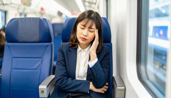 電車内で体調が悪くなった日本人女性 電車内で体調が悪くなった日本人女性の写真