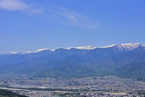 鷹狩山から見た大町市と北アルプスの山々 鷹狩山から見た大町市と北アルプスの山々の写真