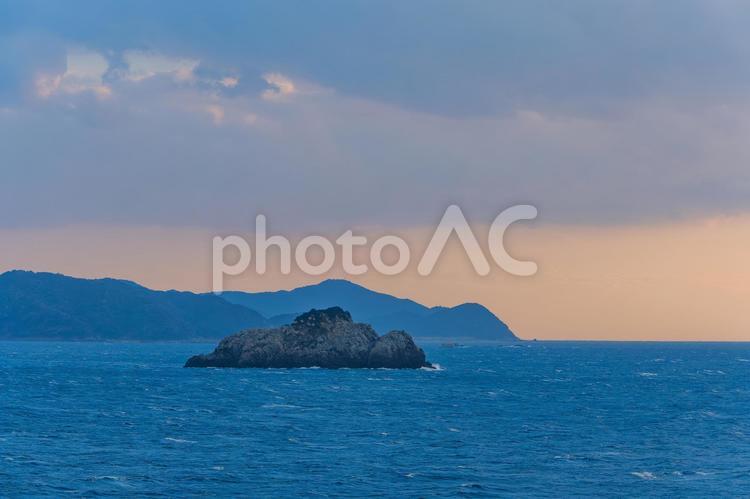 海と島の夕景 海,島,夕焼けの写真素材