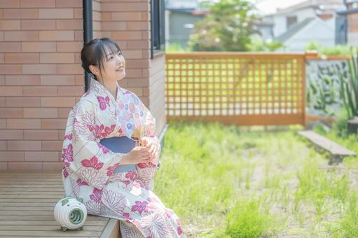 外を眺める浴衣女性 外を眺める浴衣女性 女性,浴衣,和装の写真素材
