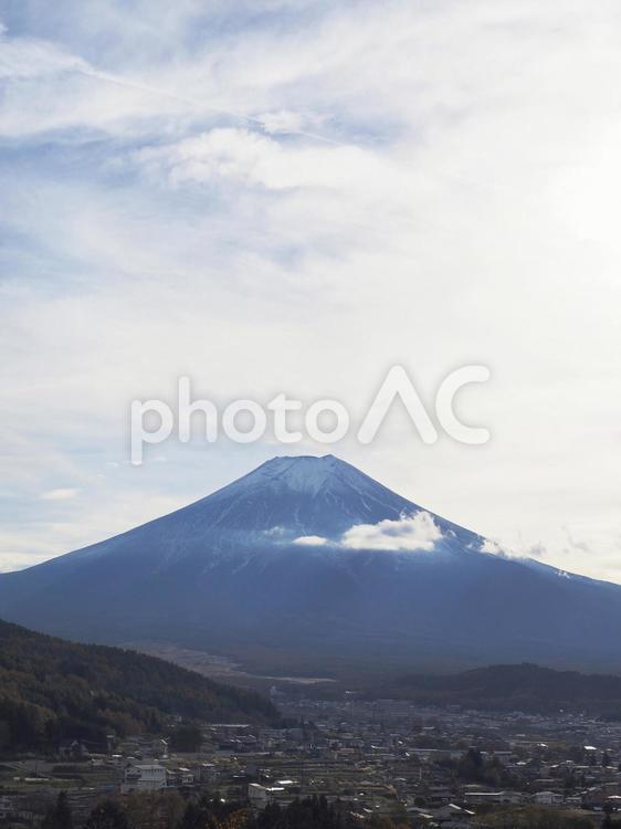 霞みがかった富士山と街並み 富士山,山,くもりの写真素材