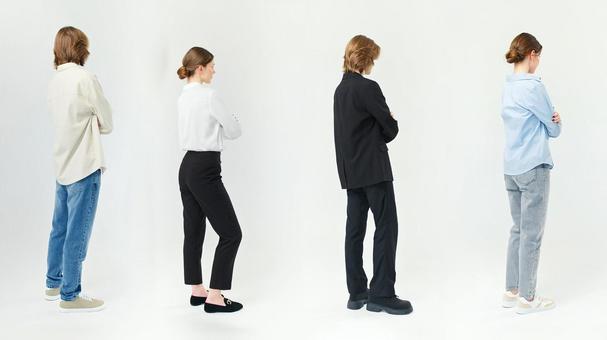 横向きの外国人男女4人 横向きの外国人男女4人の写真