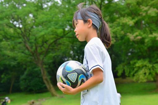 サッカーボールを持つ子ども サッカーボールを持つ子ども サッカー,子ども,サッカーボールの写真素材