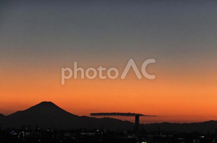 富士山のシルエットと夕焼け 富士山,コピースペース,夕焼けの写真素材