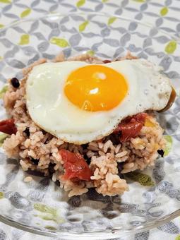 赤しそ梅チャーハン2 赤しそ梅チャーハン2 チャーハン,赤シソ,紫蘇の写真素材
