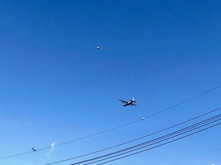 上空に見える飛行機 01 上空に見える飛行機 01 飛行機,航空機,空の写真素材