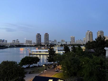 夕暮れのお台場から見た東京の景色 夕暮れのお台場から見た東京の景色 ライト,東京,お台場の写真素材